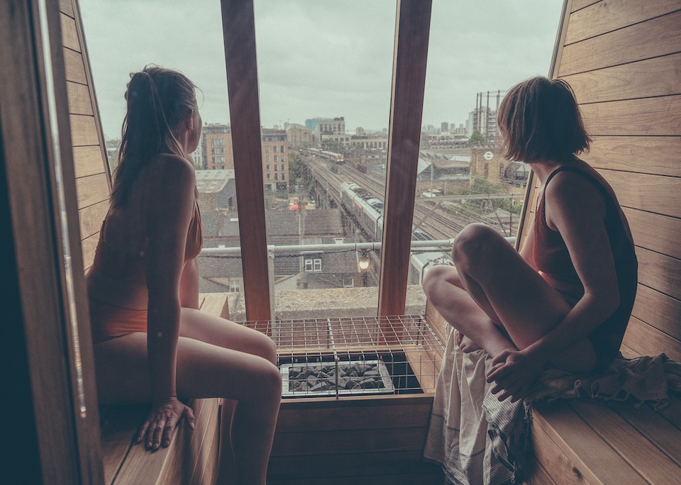 Saunas & Cold Plunges: Understanding the Effects on our Menstrual Health